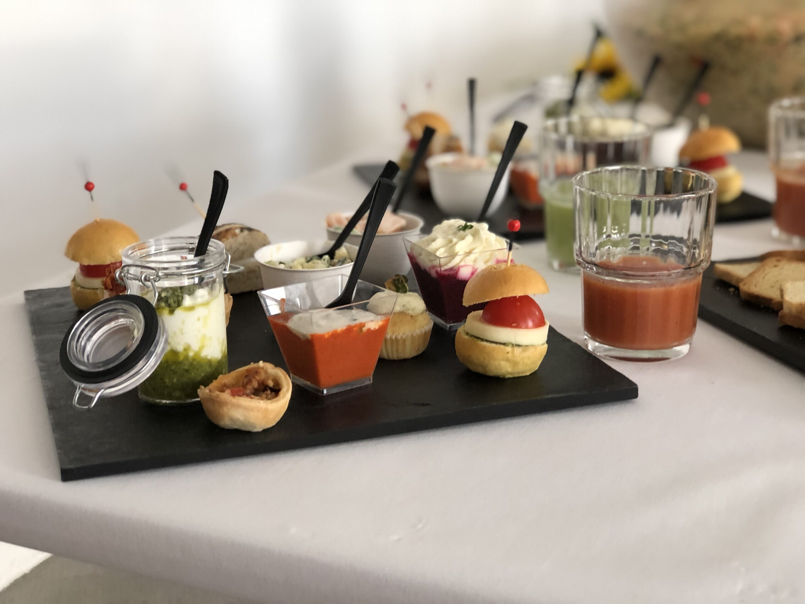 verrines, soupe froide, burger, cupcake salé, apéritif, mini pain, traiteur fribourg